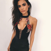 Κομψή εσώρουχα με κέντημα λουλούδια