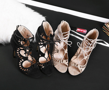 Стилни дамски сандали на ток с връзки, черен и бежов цвят