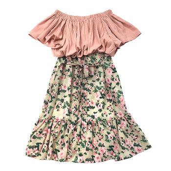 Μεγάλη μοντέλο κυρίες άνοιξη και το καλοκαίρι φόρεμα με floral μοτίβα