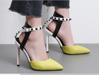 Стилни дамски обувки на висок ток, заострени в жълт и черен цвят