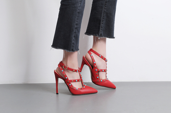 Модерни дамски обувки на висок ток, остри, с метална декорация