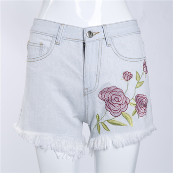 Бели модерни къси панталони с бродерия на цветя