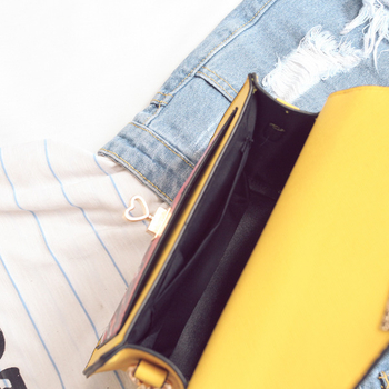 Свежа цветна дамска малка чанта в жълт и в черен цвят