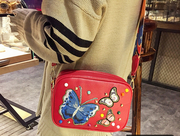 Кокетна малка дамска чанта с бродирани пеперудки