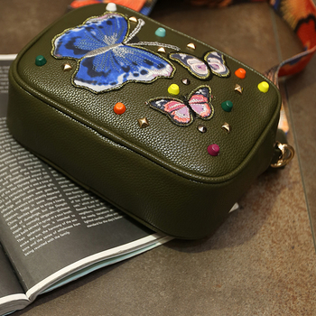 Кокетна малка дамска чанта с бродирани пеперудки