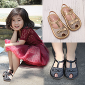 Λαμπερό Παιδικά σανδάλια για τα κορίτσια με μια μικρή άνοιγμα στο μαύρο και χρυσό χρώμα