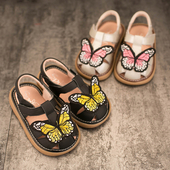 Όμορφη παιδικά σανδάλια για κορίτσια σε μαύρο και ασημί, διακοσμημένο με πεταλούδες