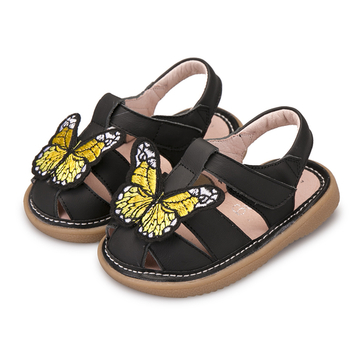 Όμορφη παιδικά σανδάλια για κορίτσια σε μαύρο και ασημί, διακοσμημένο με πεταλούδες
