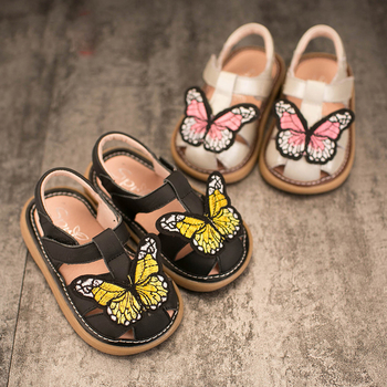 Όμορφη παιδικά σανδάλια για κορίτσια σε μαύρο και ασημί, διακοσμημένο με πεταλούδες
