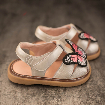 Красиви детски сандали за момичета в черен и сребърен цвят с декорация пеперуди
