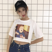 Σύγχρονη κυρίες κοντή μπλούζα με 3/4 μανίκια και εικόνα σε μαύρο και άσπρο