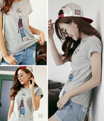 Svezharska κοντό μανίκι T-shirt με μια διασκεδαστική εφαρμογή