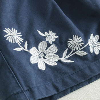 Памучни дамски шорти в 2 цвята с бродирани цветчета