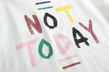 Γλυκό πουκάμισο με φαρδιά μανίκια και χρωματιστά επιγραφή «Όχι σήμερα»