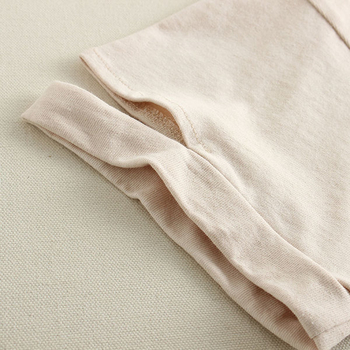 Нестандартна памучна тениска с асиметрична дължина и прокъсани ръкави