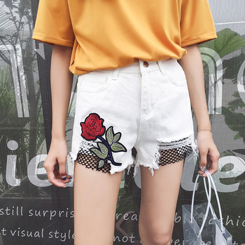 Модерни къси панталони в бял цвят с мрежа и бродерия на роза, с висока талия
