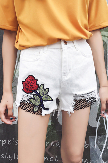 Модерни къси панталони в бял цвят с мрежа и бродерия на роза, с висока талия