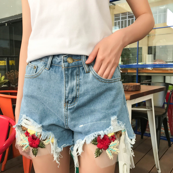 Модерни дамски къси панталони с бродерия на цветя в светъл цвят