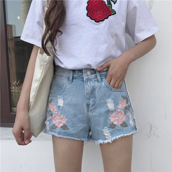 Модерни и сладки дамски къси панталони в светъл цвят с бродерия цветя