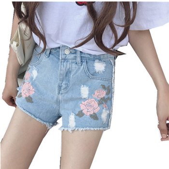 Модерни и сладки дамски къси панталони в светъл цвят с бродерия цветя