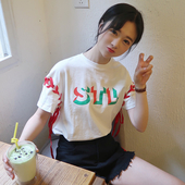 Κομψό κυρίες μπλούζα κατάλληλη για καθημερινή σχέσεις με την επιγραφή