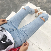 Άνετα γυναικεία τζιν με σχισμένα στοιχεία 