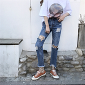 Μοντέρνα γυναικεία τζιν Boyfriend σε μπλε χρώμα και ραγισμένα