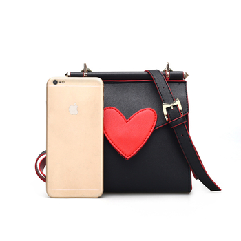 Малка дамска чанта с декорация сърце в черен и розов цвят