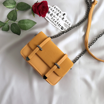 Свежа дамска чанта, подходяща за ежедневие с метална дръжка и в няколко разцветки