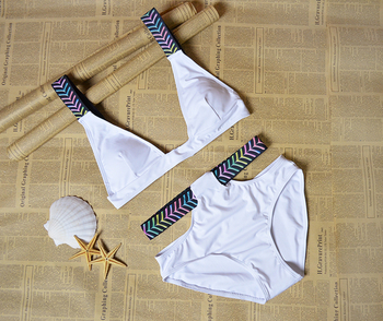 Дамски бански костюм в бял цвят с цветни ластици 