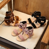 Ενδιαφέρουσες σανδάλια με μακρά δεσμούς γύρω από τον αστράγαλο για τα κορίτσια - 3 χρώματα