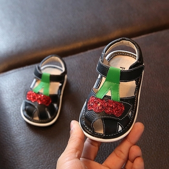 Много нежни бебешки сандалки с апликация черешка - за момиченце