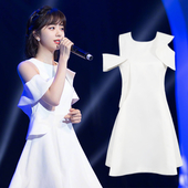 Κομψό λευκό φόρεμα βράδυ με πτώση ώμους