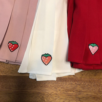 Много свежа дамска плисирана пола в три различни цвята и малка красива бродерия - ягодка