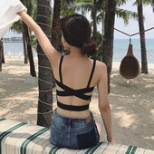 Κομψό κυρίες γιλέκο με πολλά ενδιαφέροντα στοιχεία σταυρωμένα πίσω