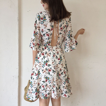 Свежа лятна рокля с полу-орязан гръб с флорални мотиви