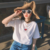 Μεγάλη μαλακό κυρίες T-shirt με κεντημένα καρδούλα