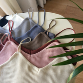 Διαφορετικά χρώματα του καλοκαιριού κορυφές των γυναικών με λεπτές τιράντες