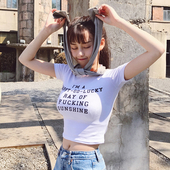 Κομψή καθημερινή λεπτό πουκάμισο με κοντά μανίκια και μια επιγραφή