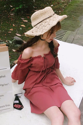 Много нежна и удобна дамска широка рокличка с паднало рамо подходяща за горещите летни дни