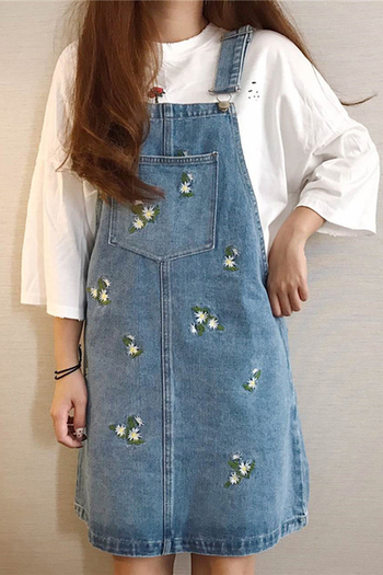 denim jumpsuit σύντομο γυναικών με μεγάλες τσέπες και κεντημένα λουλούδια