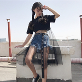 Σύντομη μαύρο κυρίες T-shirt με μακριά κρέμεται mrezhichka