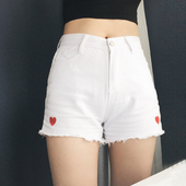 Λευκό και γαλάζιο κυρίες σύντομη σορτς τζιν με ένα πολύ απαλό broderiyki της καρδιάς