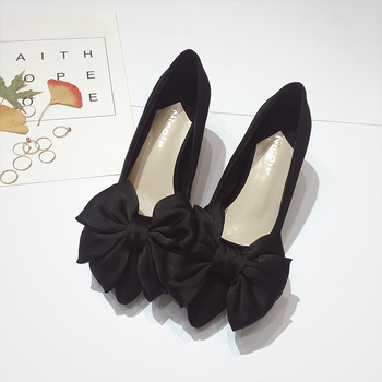 Черни дамски много интересни обувкички с висок три сантиметров ток и много красива панделка