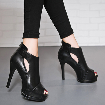 Εξαιρετικά μοντέρνα μαύρα παπούτσια από συνθετικό δέρμα