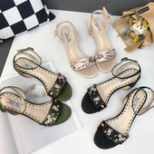 Άνετα ελαφριά σανδάλια με λεπτό λουράκι και διακόσμηση κεντημένα λουλούδια