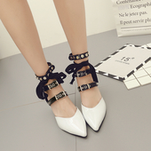 Ψηλοτάκουνα παπούτσια  με πολύ ενδιαφέρουσες αγκράφες στερεώνεται γύρω από τον αστράγαλο