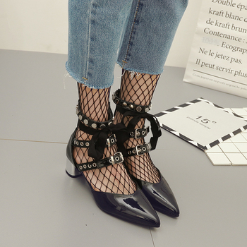 Стилни дамски обувки на висок ток с много интересни катарами за закопчаване около глезена