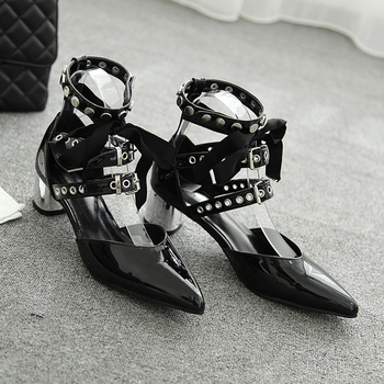 Стилни дамски обувки на висок ток с много интересни катарами за закопчаване около глезена