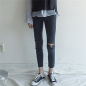 Πολύ κομψά και μοντέρνα παντελόνια denim με 7/8 πόδια και σχισμένα γόνατα